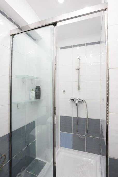 1 Bdrm Apartment In City Center Bukares Bagian luar foto