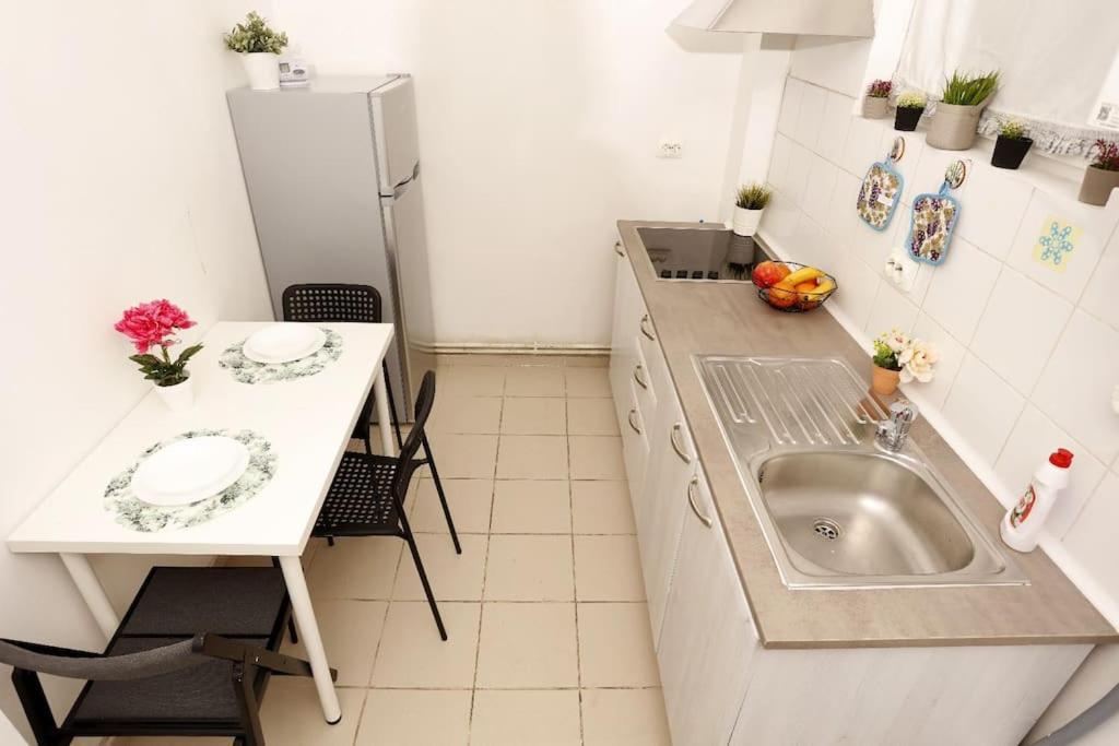1 Bdrm Apartment In City Center Bukares Bagian luar foto