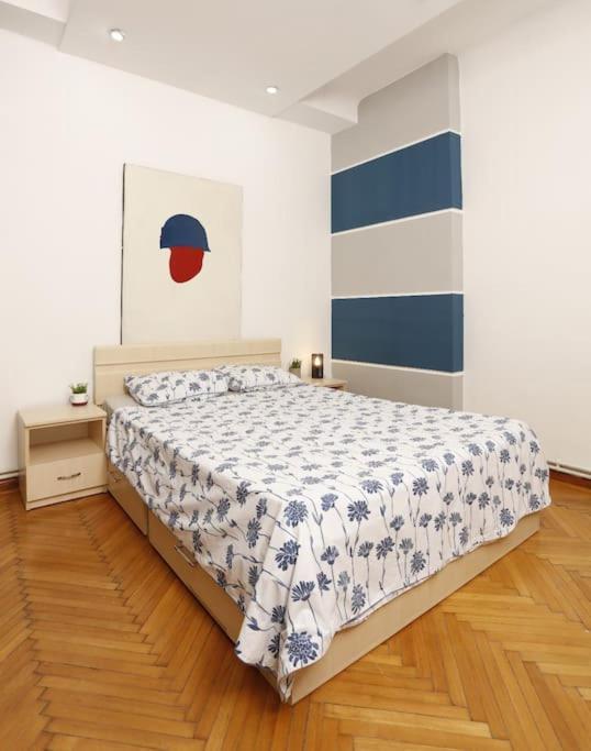1 Bdrm Apartment In City Center Bukares Bagian luar foto